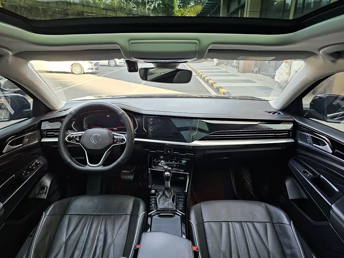 Volkswagen Passat 2022 330TSI Starlight Luxury Edition фото 10