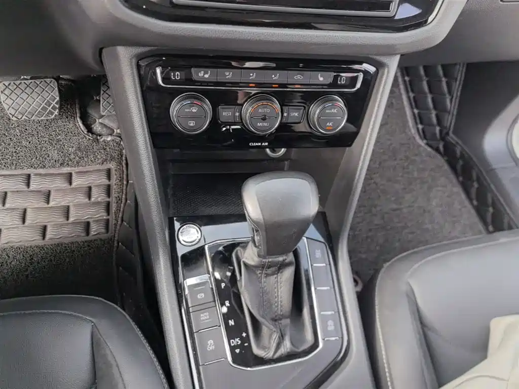 Volkswagen Tiguan L 2017 380TSI Automatic 4WD Luxury Edition фото 14