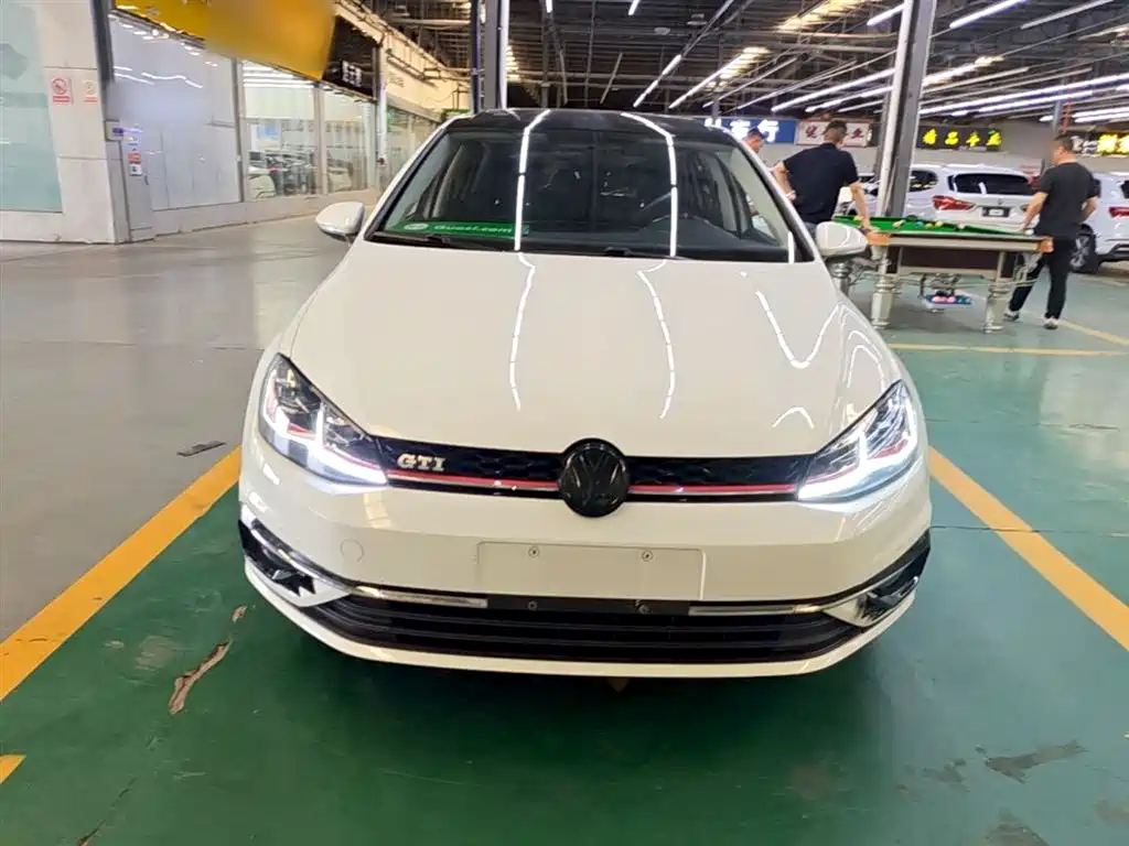 Volkswagen Golf 2020 Beloved Edition 200TSI DSG Comfort Progressive фото 3