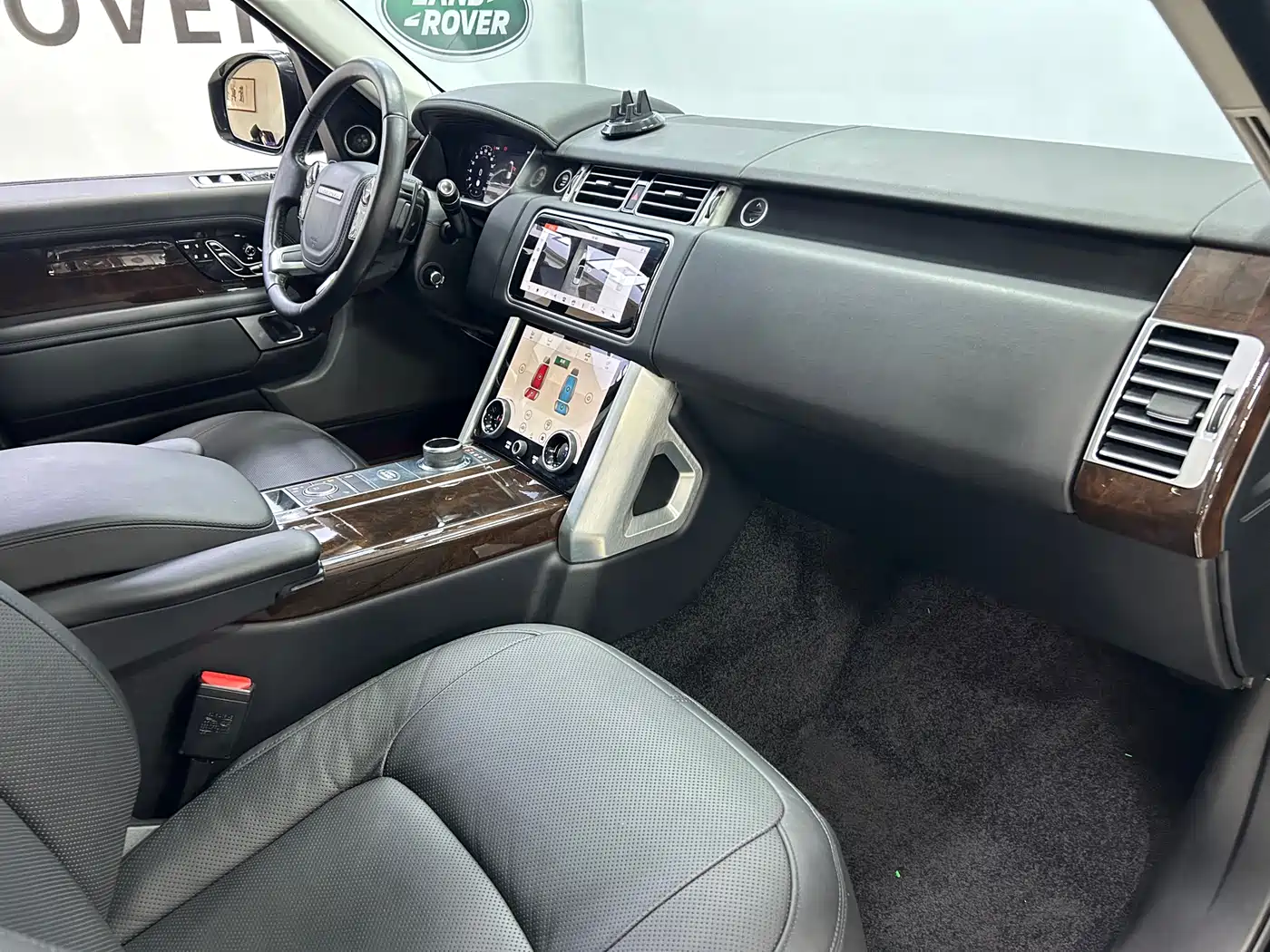 Land Rover Range Rover 2021 3.0 L6 Heritage Extended Classic Edition фото 23