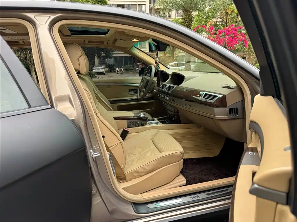 BMW 7 Series 2005 Model 740Li фото 12