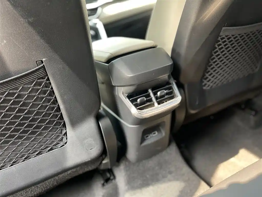 Lynk & Co 06 EM-P 2023 1.5T Remix PHEV Pro фото 23