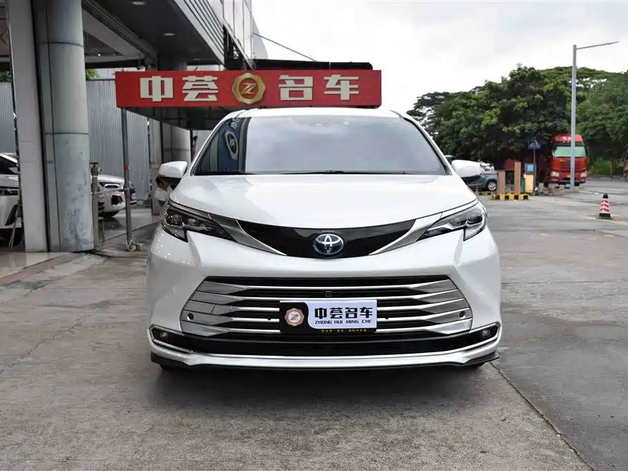 Toyota Sienna 2021 2.5L Hybrid Platinum Edition фото 2