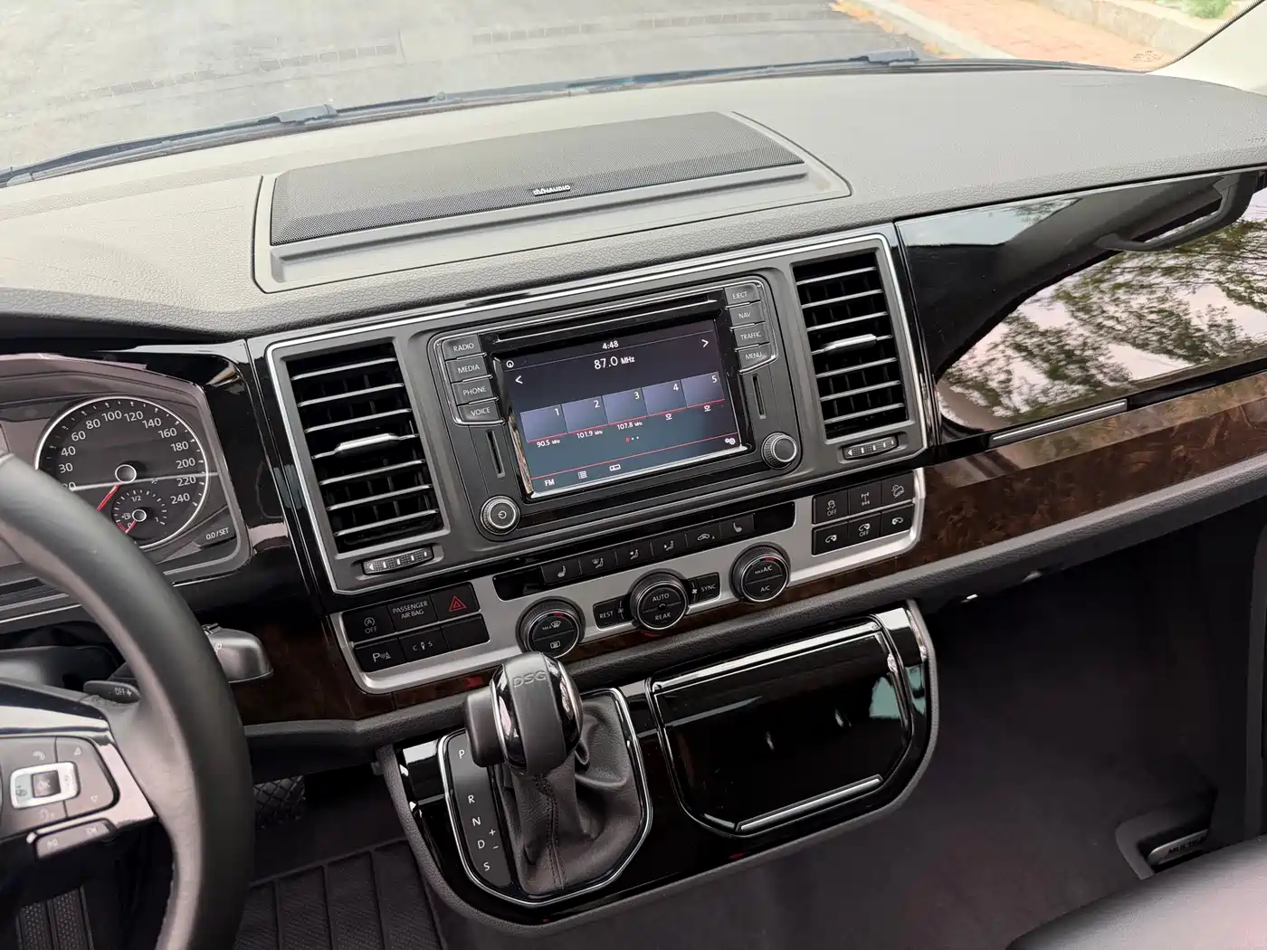 Volkswagen Multivan 2018 2.0TSI 4WD Explorer Edition 7-Seater фото 9