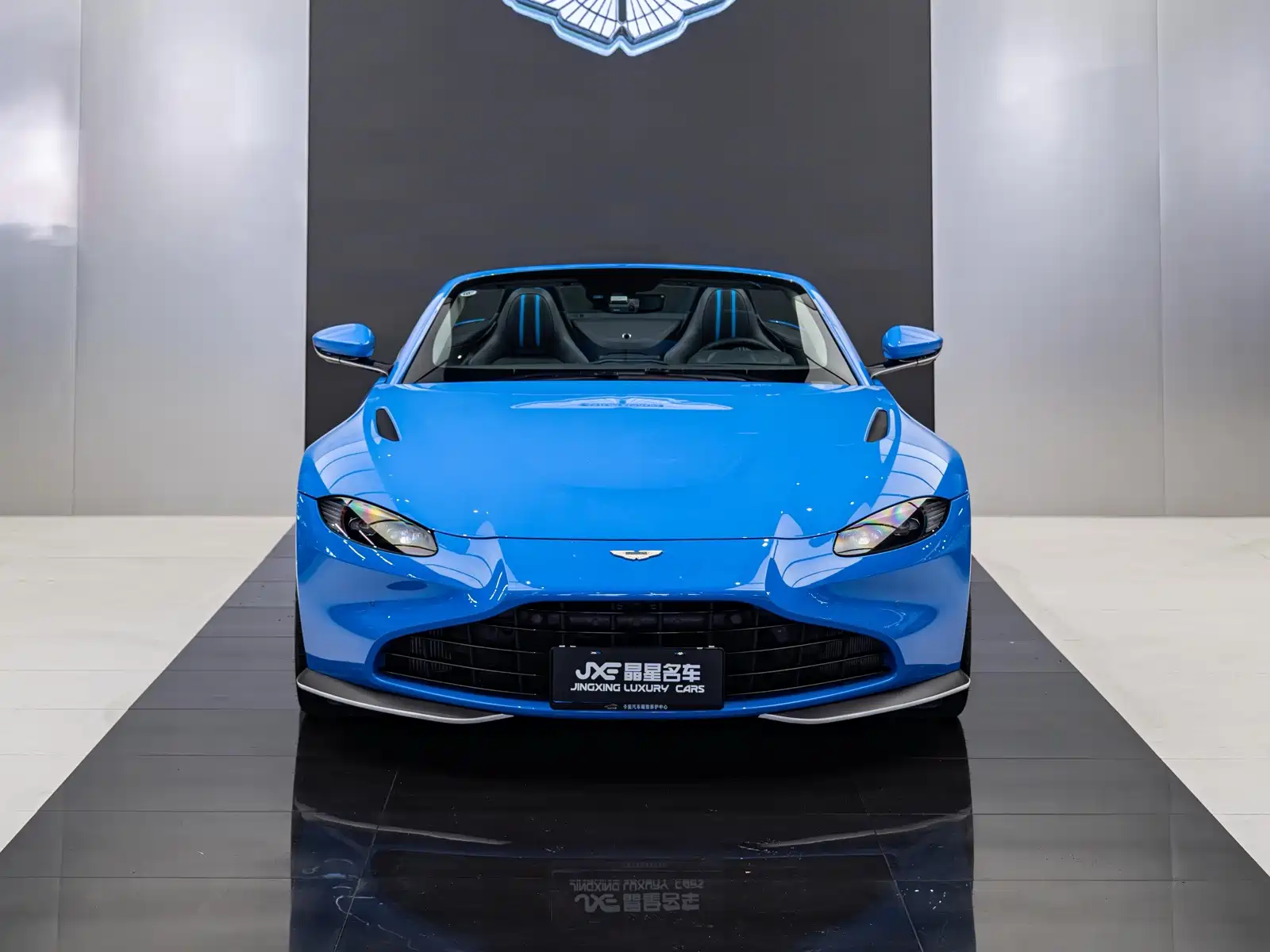 Фото 2 - Aston Martin Vantage