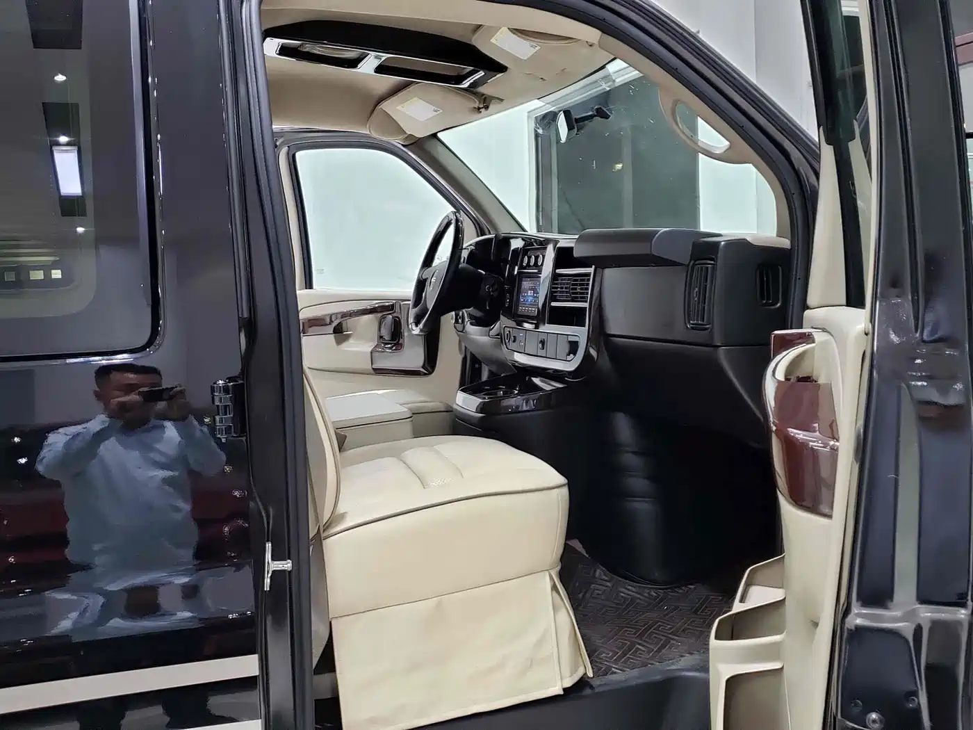 GMC Savana 2017 2014 6.0L Long Wheelbase Leader Edition