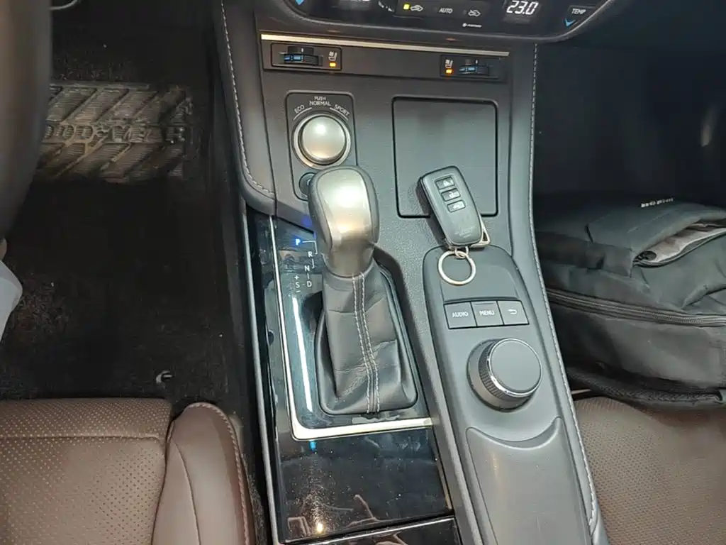 Фото 14 - Lexus ES