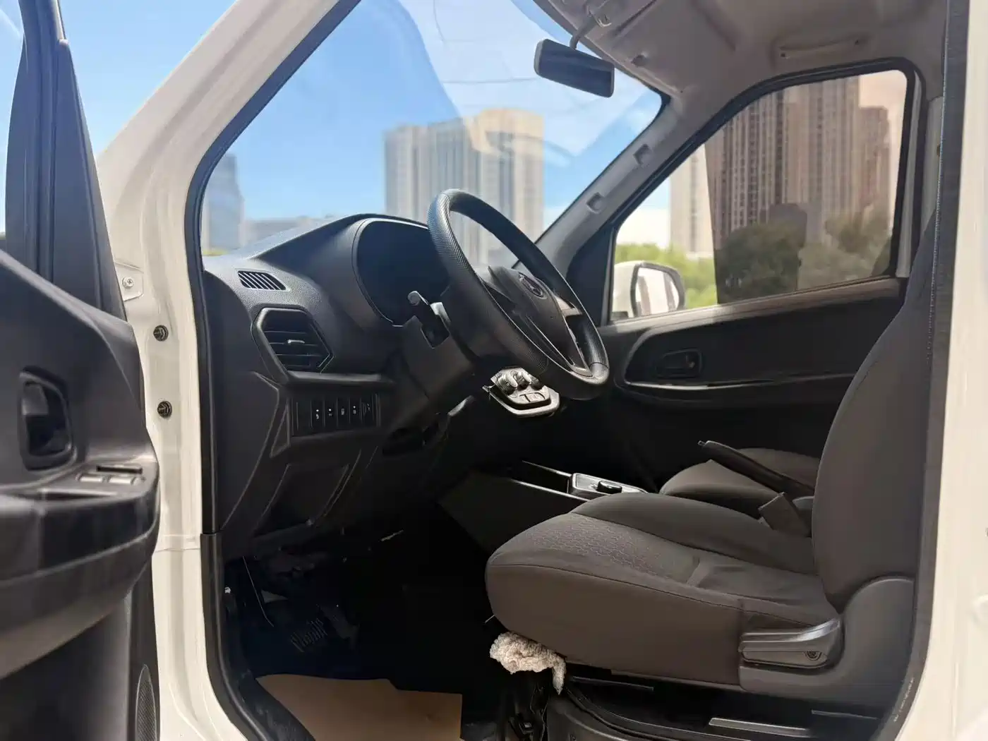 Changan Kaicheng Changan Ruixing EM80 2026 2025 Model Fortune Edition Passenger Version Comfort 6-seater 300km Dual Swing Doors