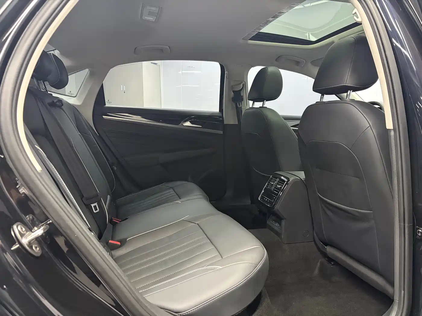 Volkswagen Passat 2023 280TSI Starlight Elite Edition фото 13