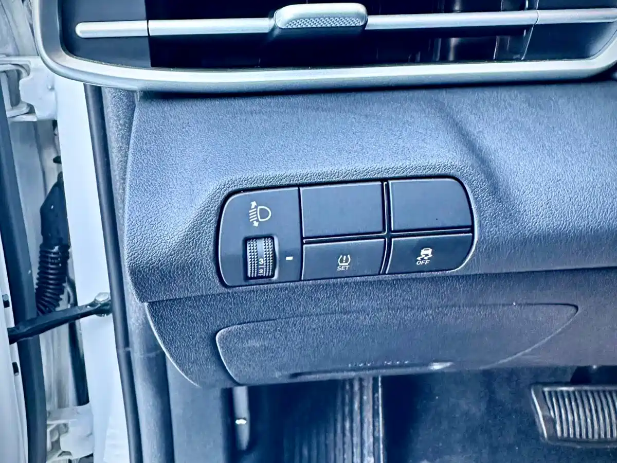 Hyundai Elantra 2023 Model 1.5L CVT LUX Premium Edition фото 22