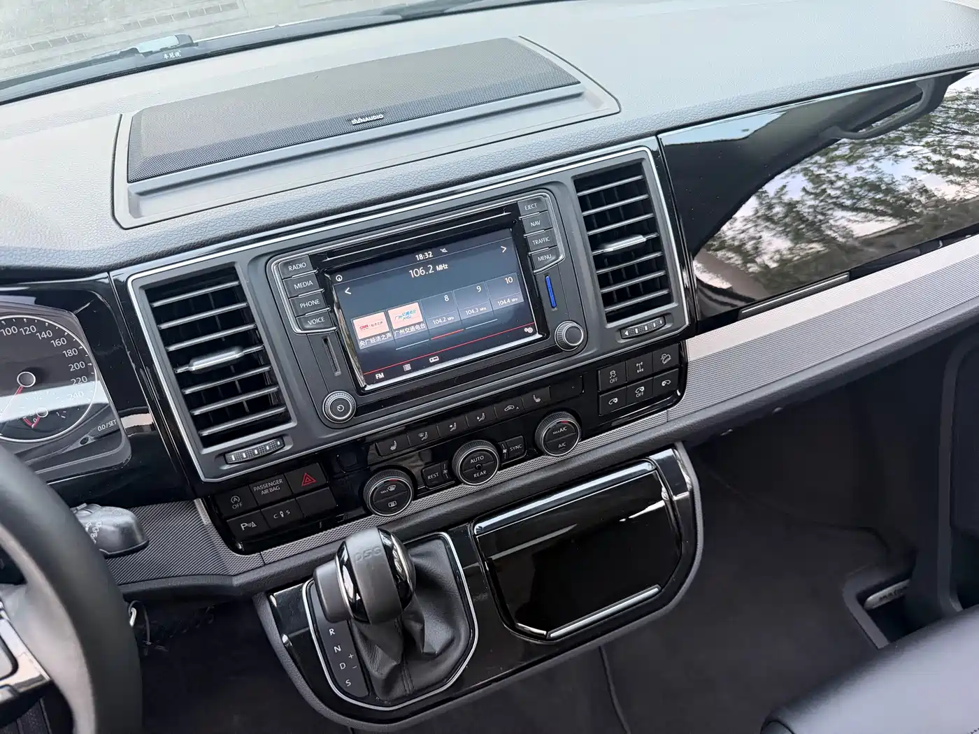 Volkswagen Multivan 2017 2.0TSI 4WD Explorer 7-seater фото 8