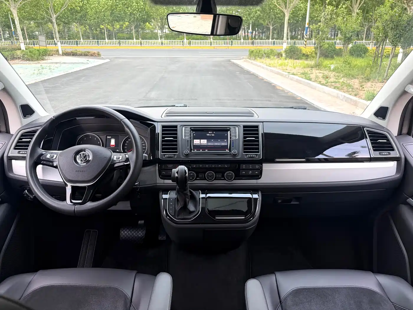 Volkswagen Multivan 2017 2.0TSI 4WD Explorer 7-seater фото 7