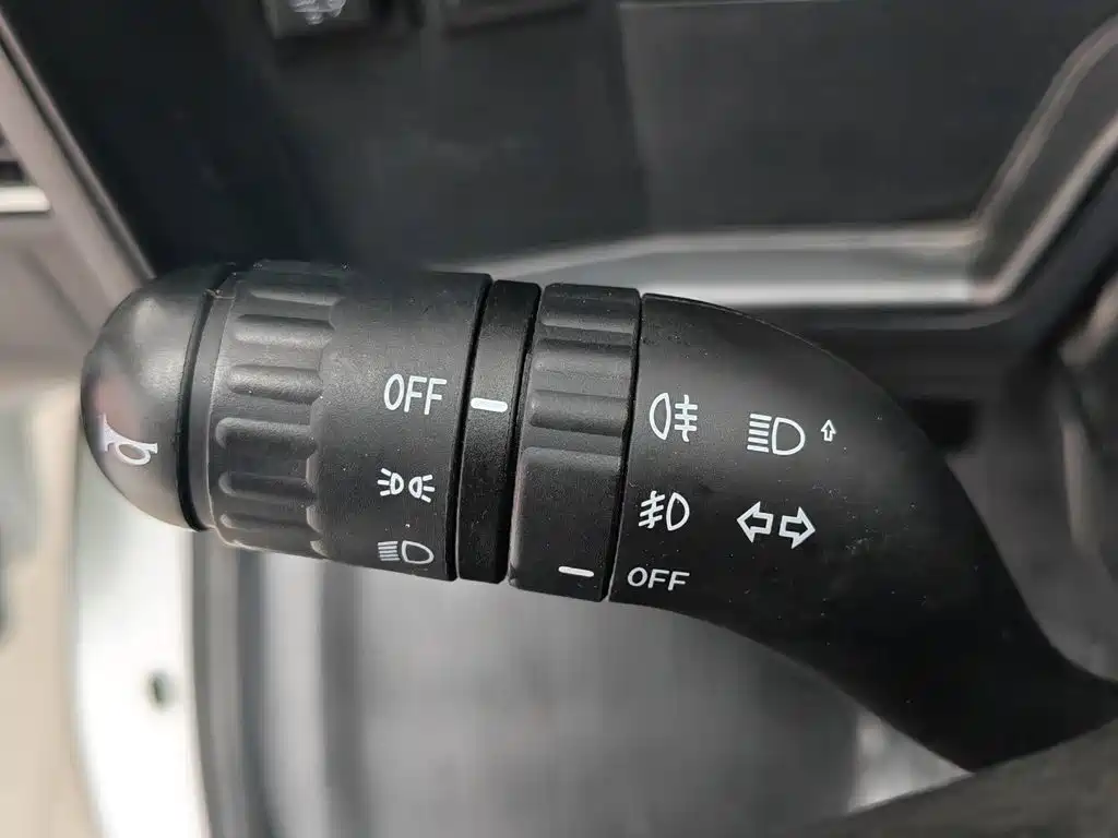 Iveco Daily 2020 2020 Model 2.8T V35 Van Dual-Tire V35 Medium Roof 3 Seats with Side Sliding Door China V