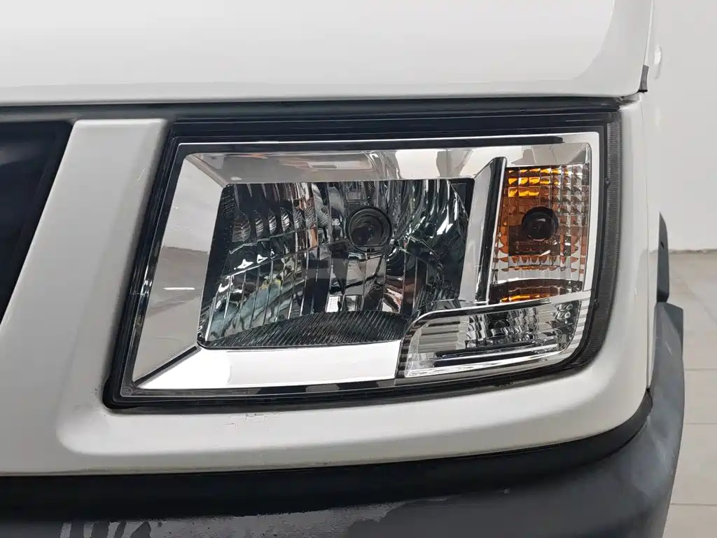 Iveco Daily 2020 2020 Model 2.8T V35 Van Dual-Tire V35 Medium Roof 3 Seats with Side Sliding Door China V