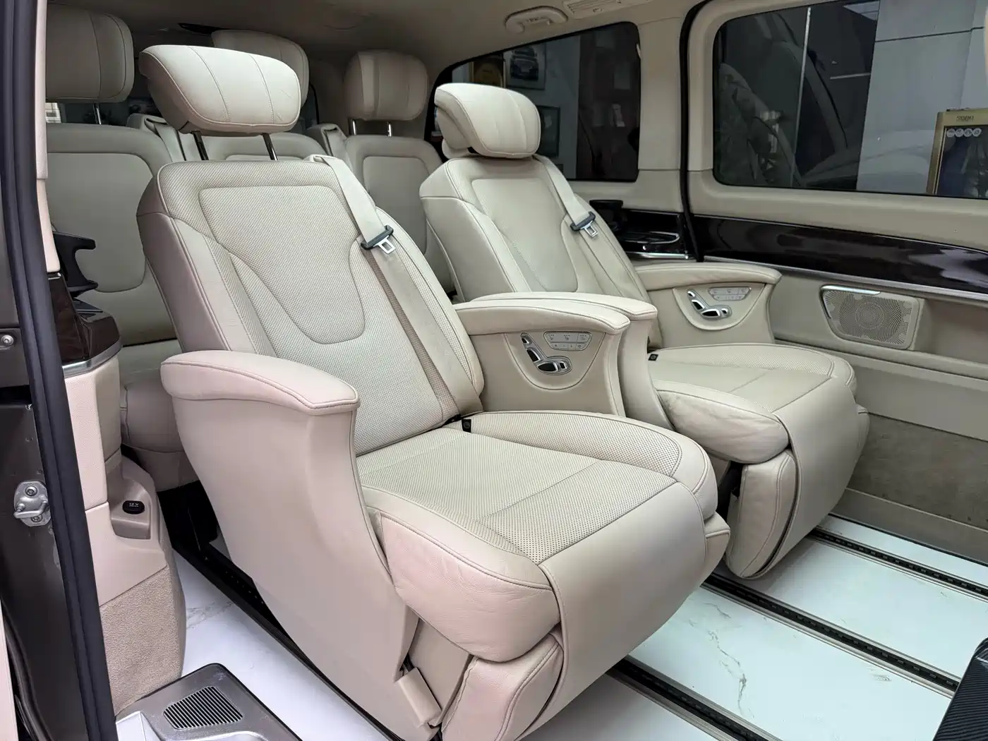 Mercedes-Benz V-Class 2017 Model V 260 Premium Edition фото 41