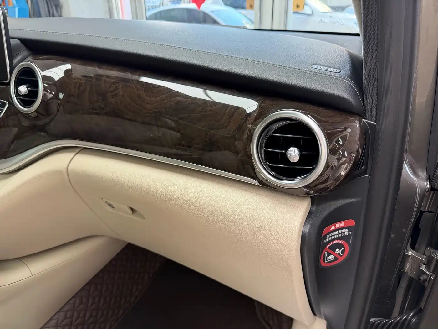 Mercedes-Benz V-Class 2017 Model V 260 Premium Edition фото 47