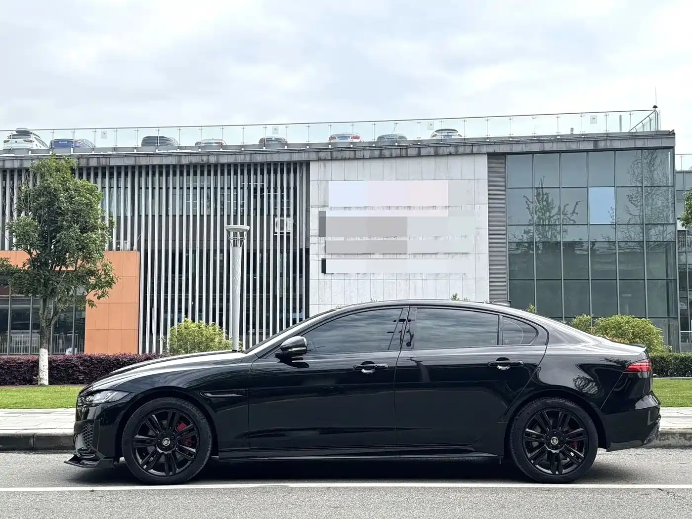 Jaguar XEL 2024 Model 2.0T 250PS R-DYNAMIC S Gloss Black Sport Edition фото 2