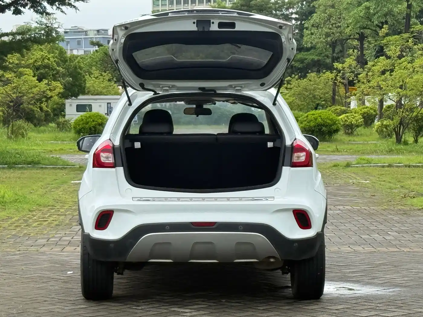 Фото 13 - Geely Vision X3