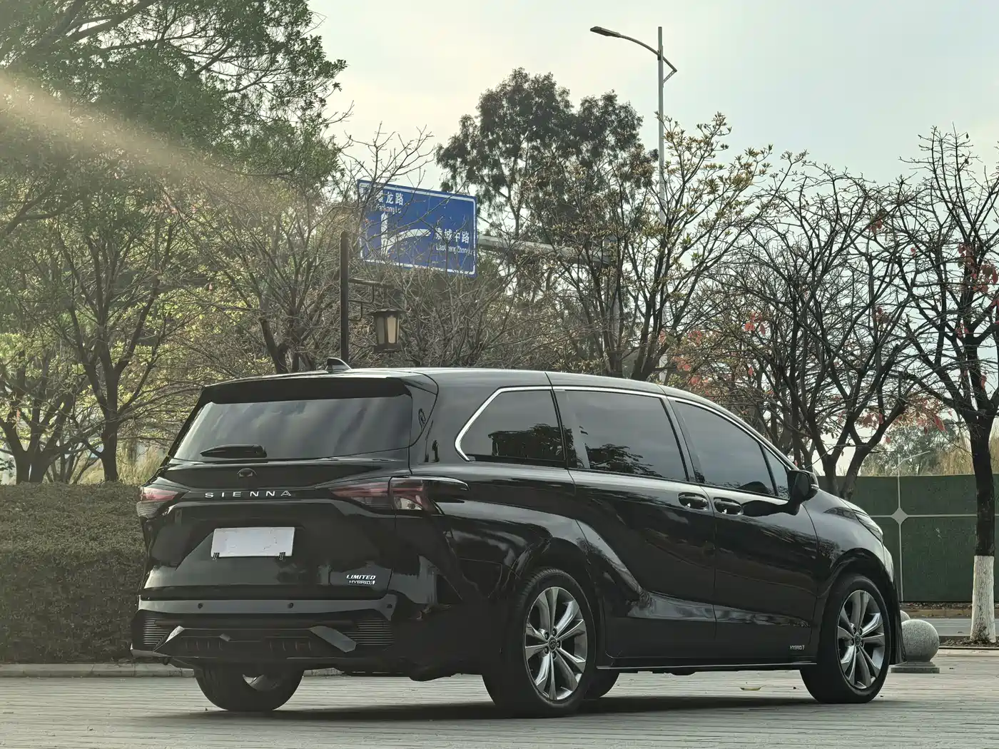 Toyota Sienna 2024 2.5L Hybrid Premium Edition фото 7