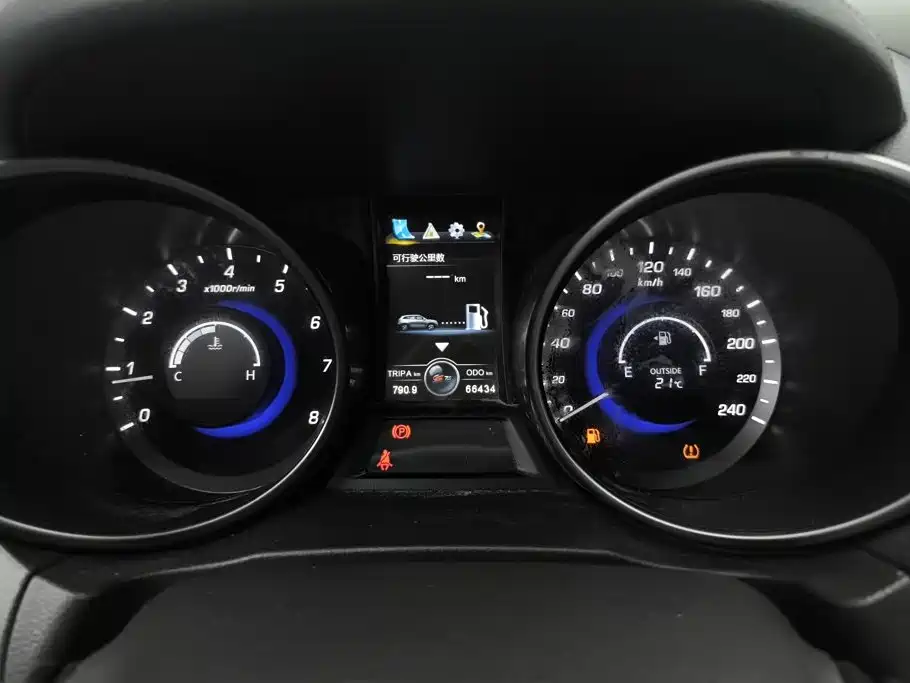 صورة 14 - Changan CS75
