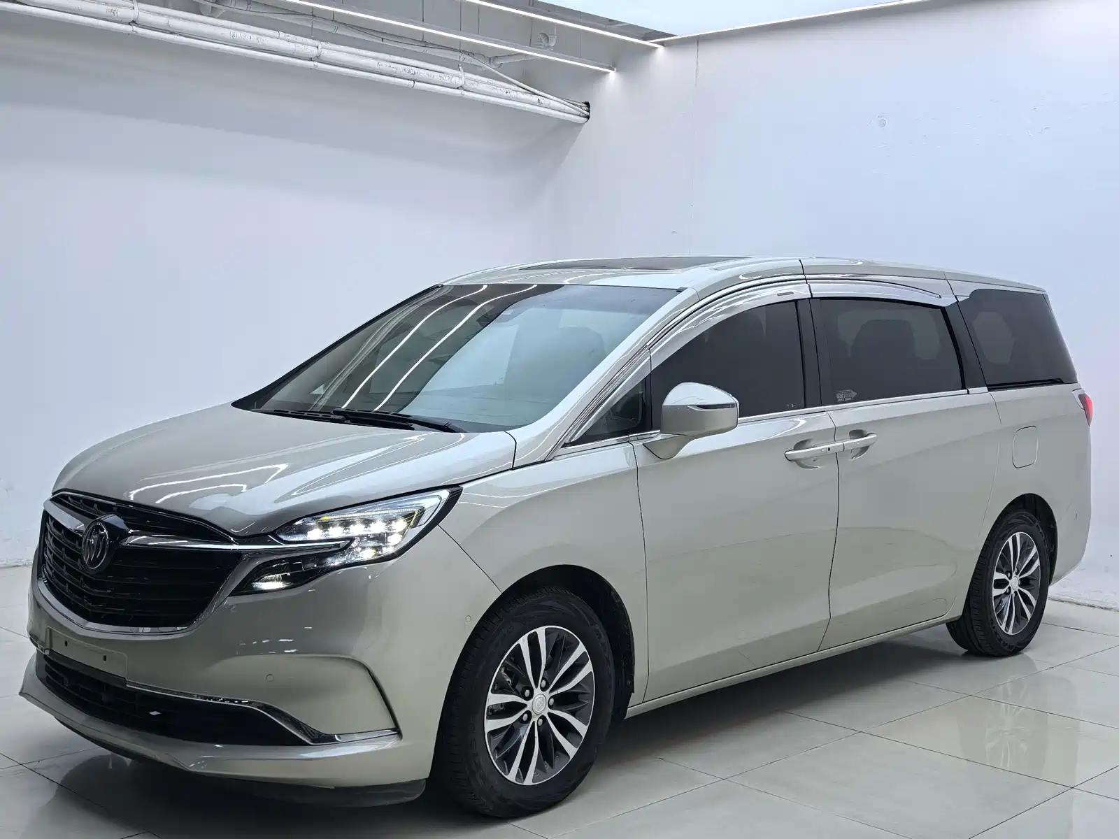 Фото 1 - Buick GL8