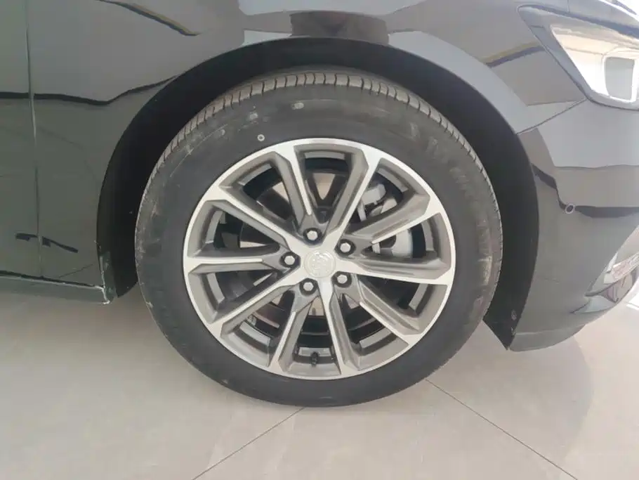 Photo 6 - Buick LaCrosse