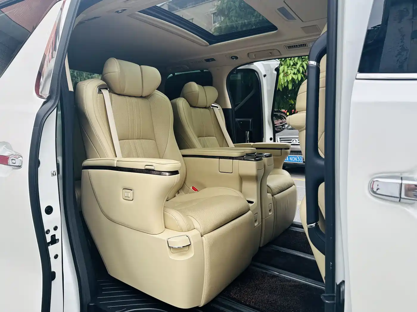 Toyota Alphard 2021 Hybrid 2.5L Ultimate фото 11