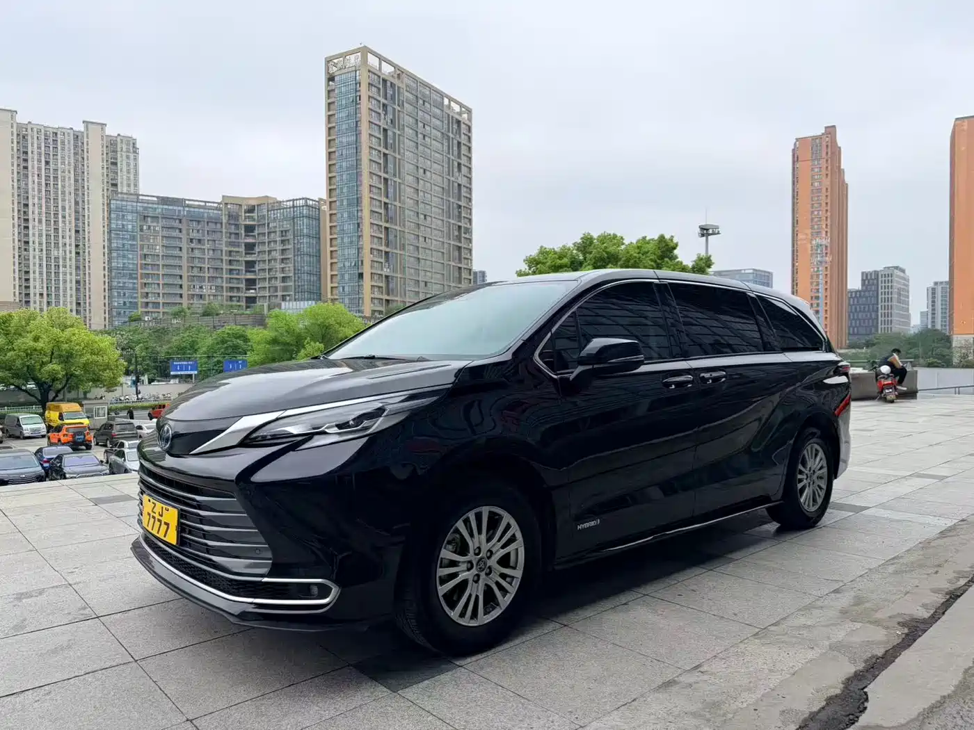 Toyota Sienna 2021 2.5L Hybrid Premium Edition фото 2