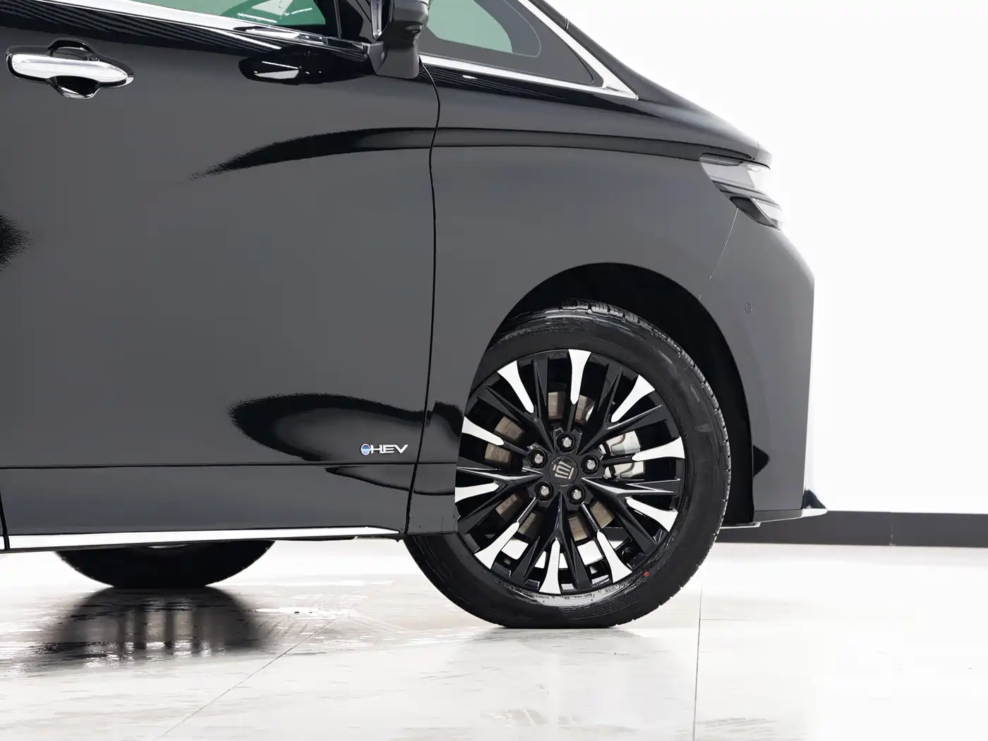Toyota Vellfire 2024 Crown Hybrid 2.5L Executive Premium Edition фото 10