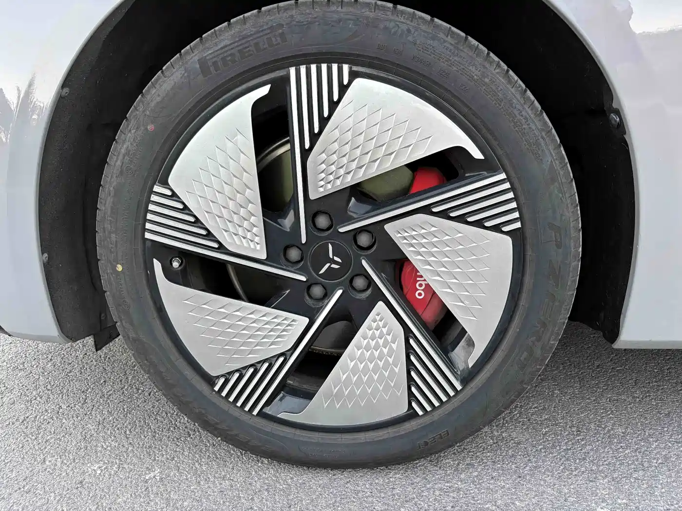 Фото 23 - Hongqi EH7
