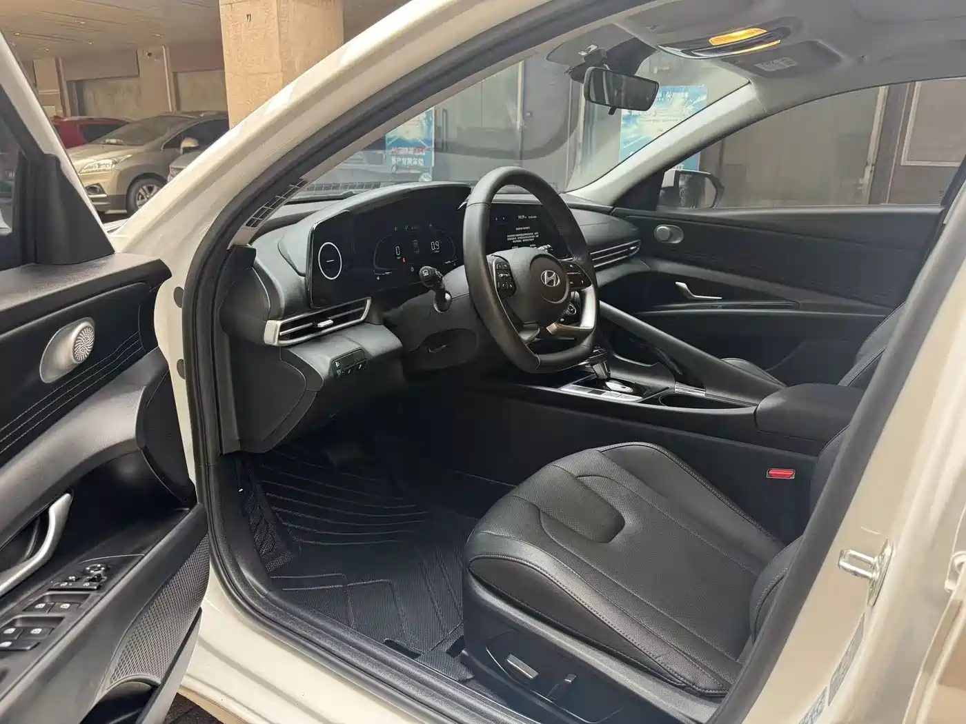 Hyundai Elantra 2023 Model 1.5L CVT LUX Premium Edition фото 6