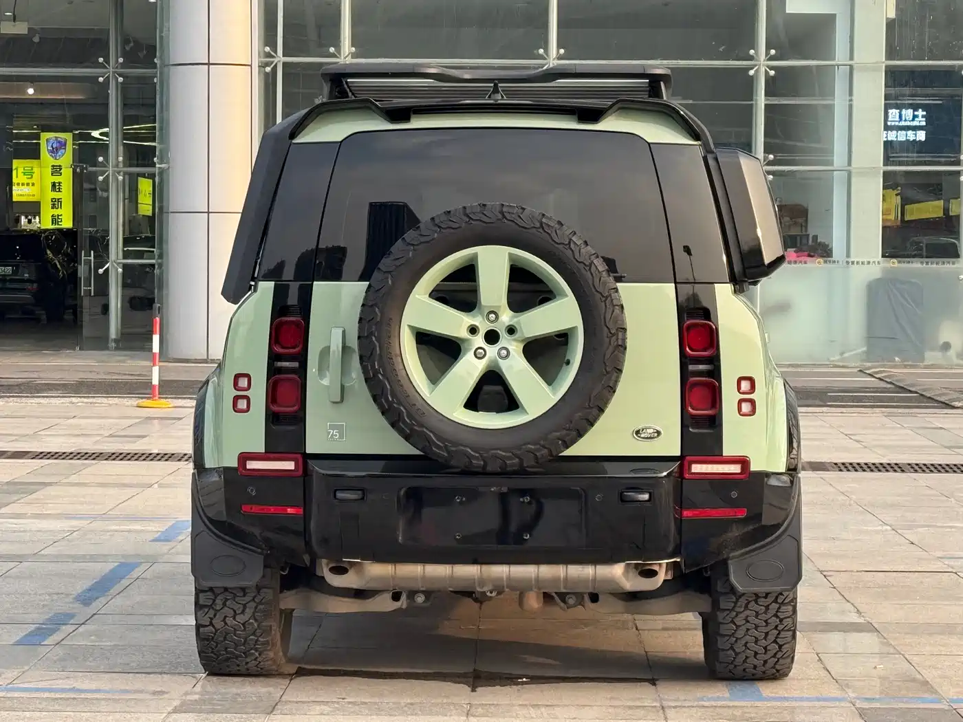 Land Rover Defender 2023 110 3.0T P400 75th Anniversary Legend Edition фото 24