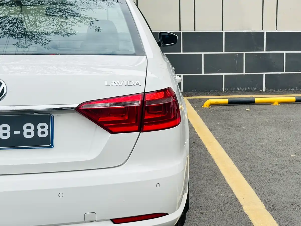 Volkswagen Lavida 2013 Facelift Classic 1.6L Automatic Comfort фото 13