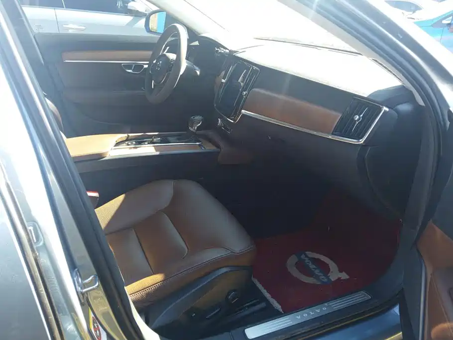 Photo 8 - Volvo S90