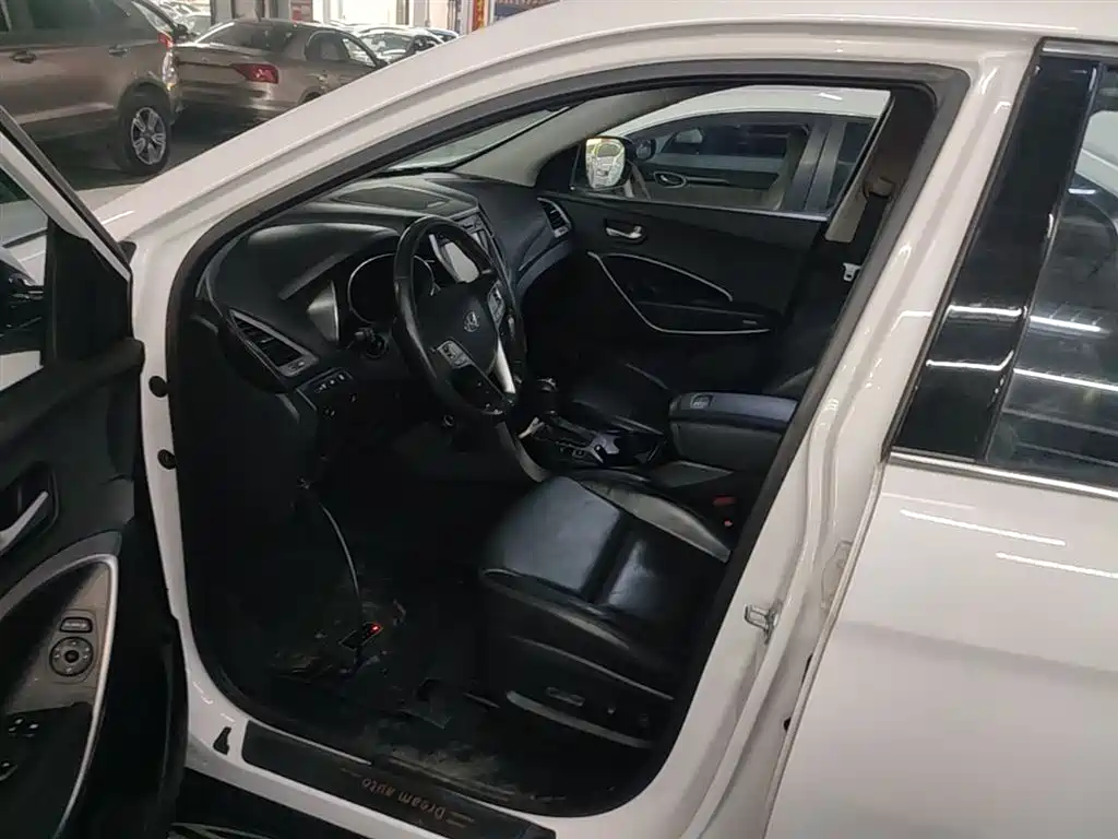 Hyundai Santa Fe 2015 2.4L Automatic 4WD Smart 5-seater фото 15
