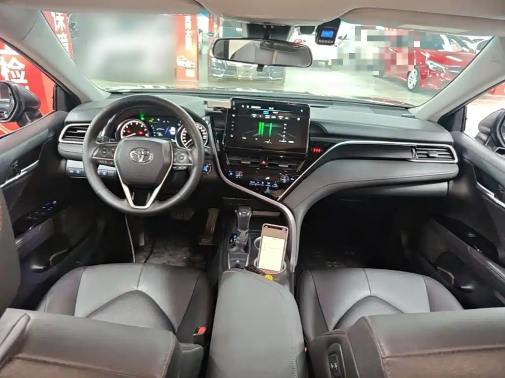 Фото 10 - Toyota Camry