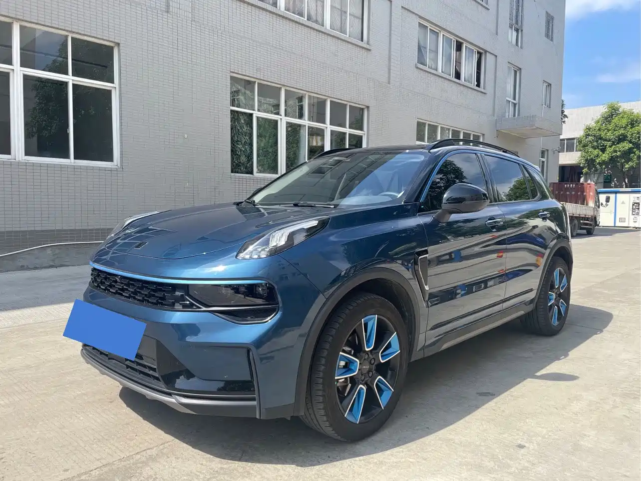 Фото 1 - Lynk & Co 01