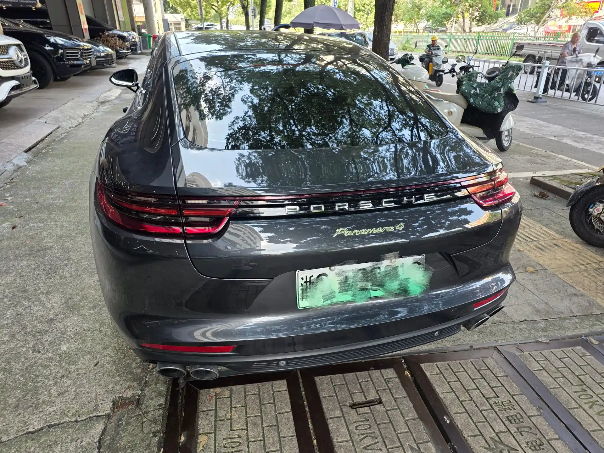 Photo 3 - Porsche Panamera New Energy