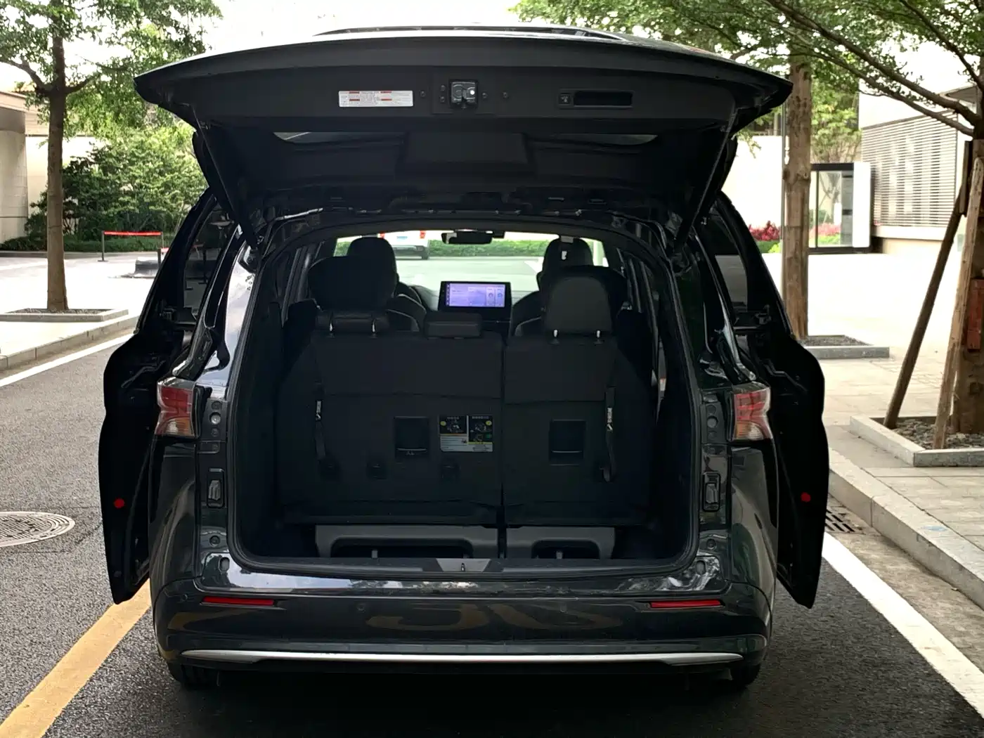 Toyota Sienna 2023 2.5L Hybrid Premium Edition фото 34