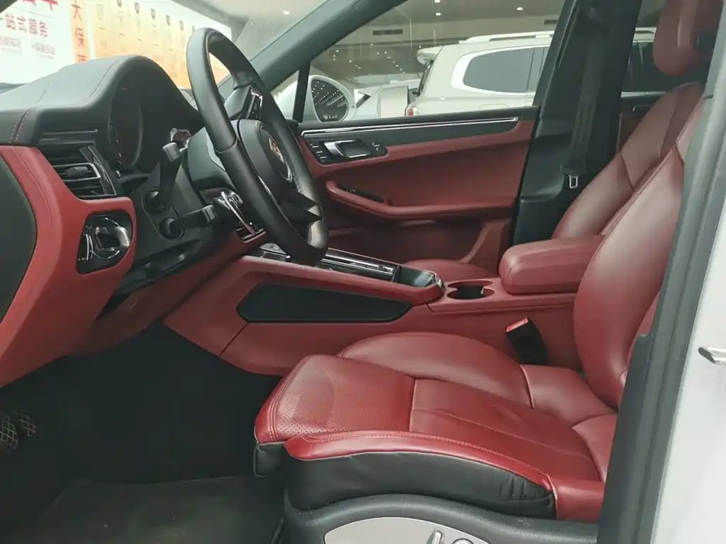 PORSCHE MACAN
