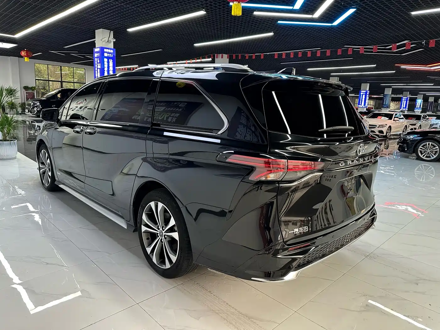 Toyota Granvia 2023 2.5L Hybrid Prestige PLUS Edition фото 7