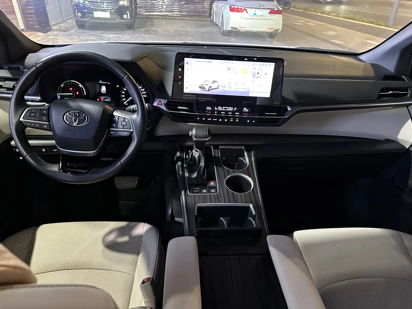 Photo 8 - Toyota Sienna