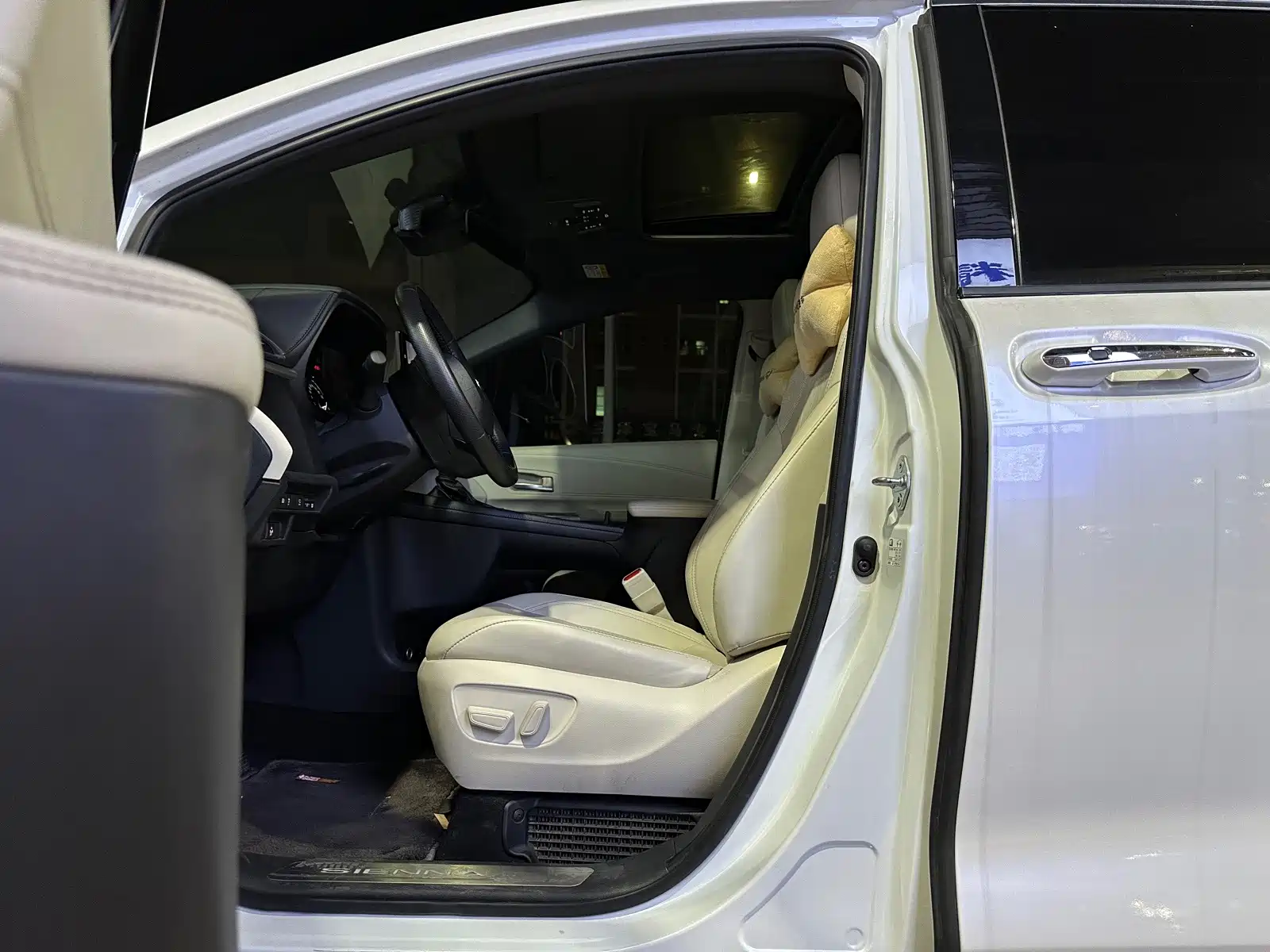 Photo 5 - Toyota Sienna