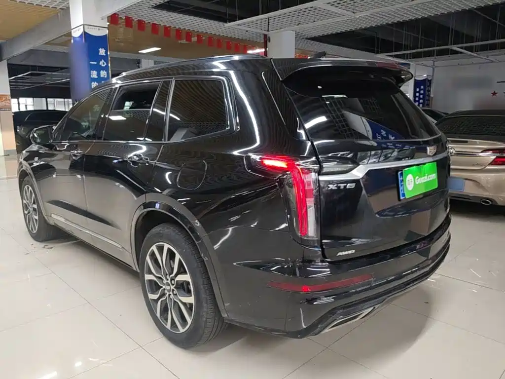 Photo 5 - Cadillac XT6