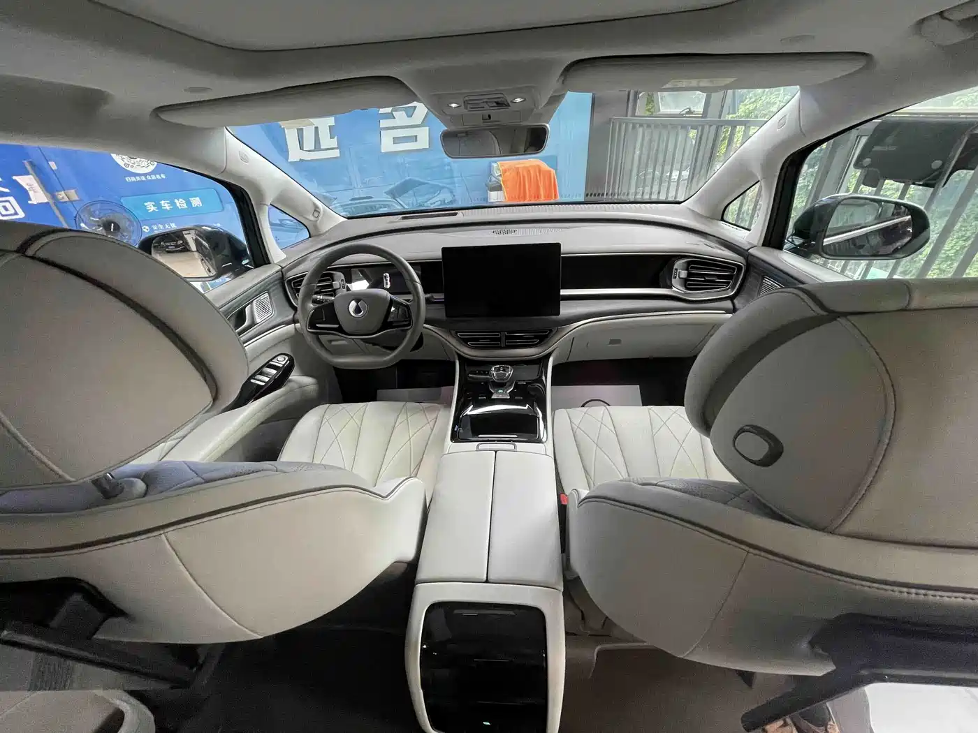Denza D9 2023 2022 DM-i 970 AWD Flagship