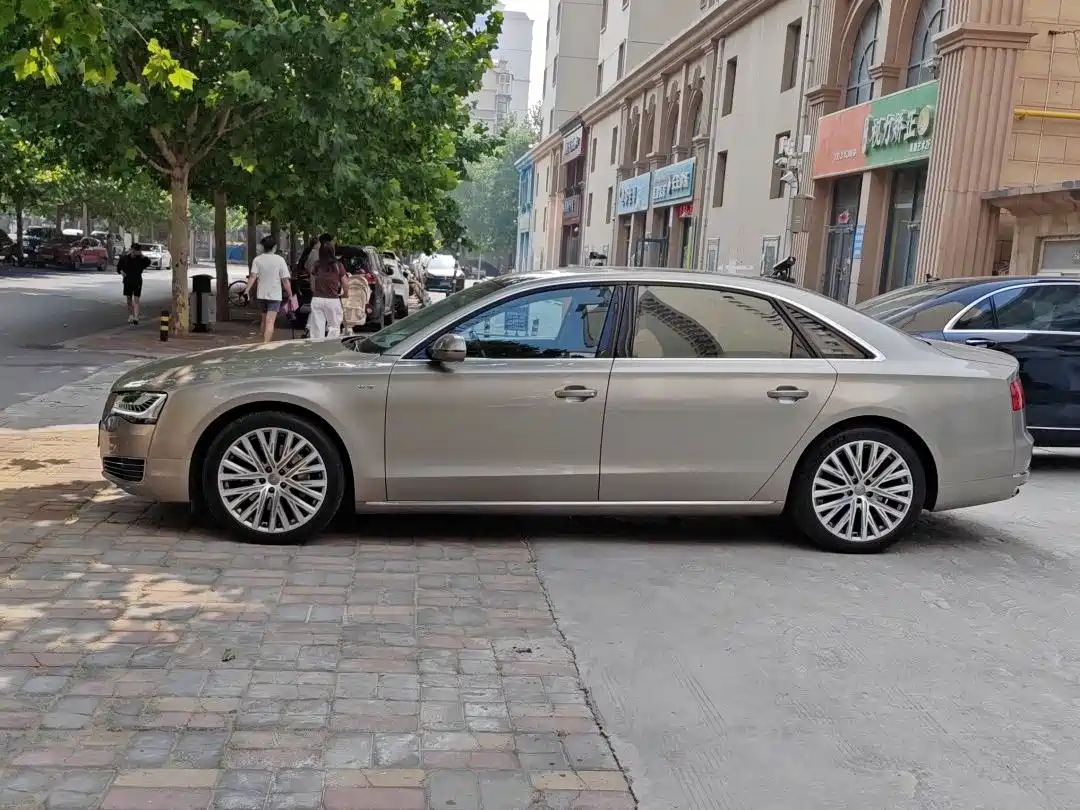 Фото 3 - Audi A8