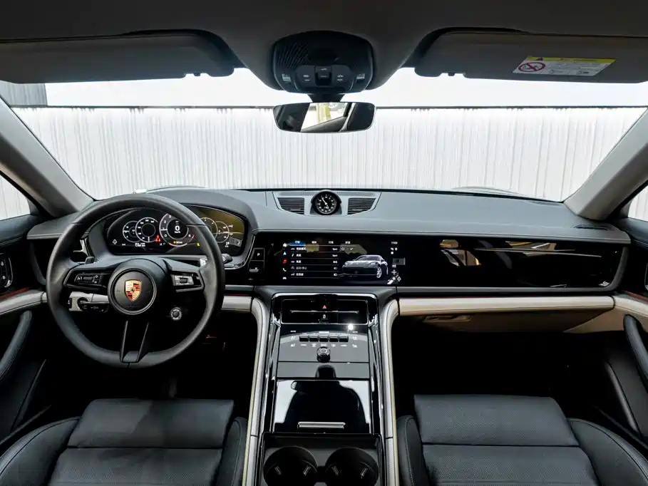 Photo 15 - Porsche Panamera