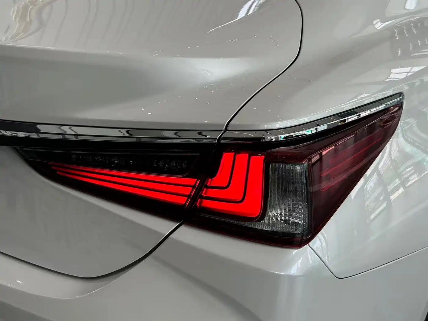 Фото 23 - Lexus ES