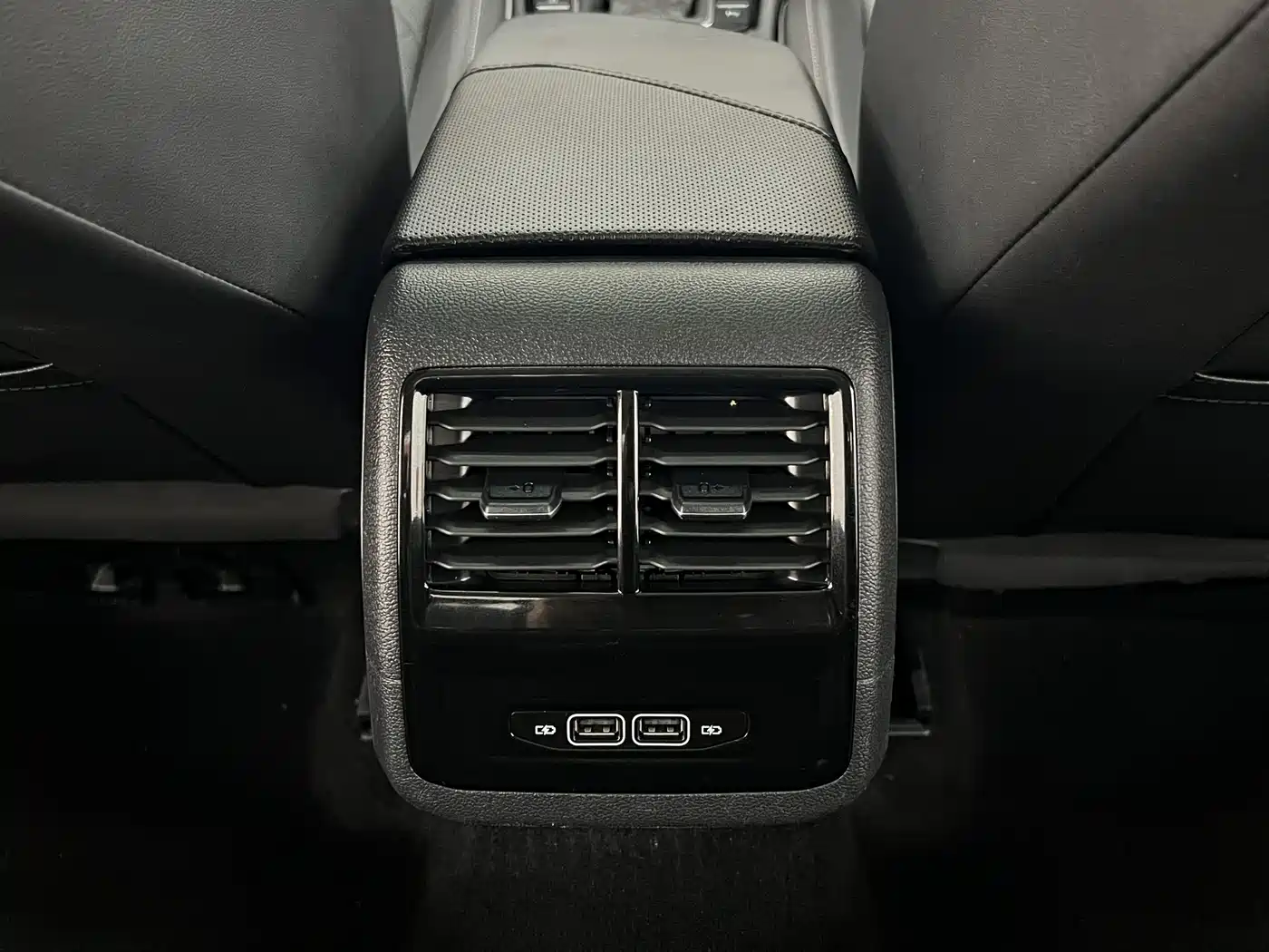 Volkswagen Sagitar 2023 300TSI DSG Surpassing Edition фото 14