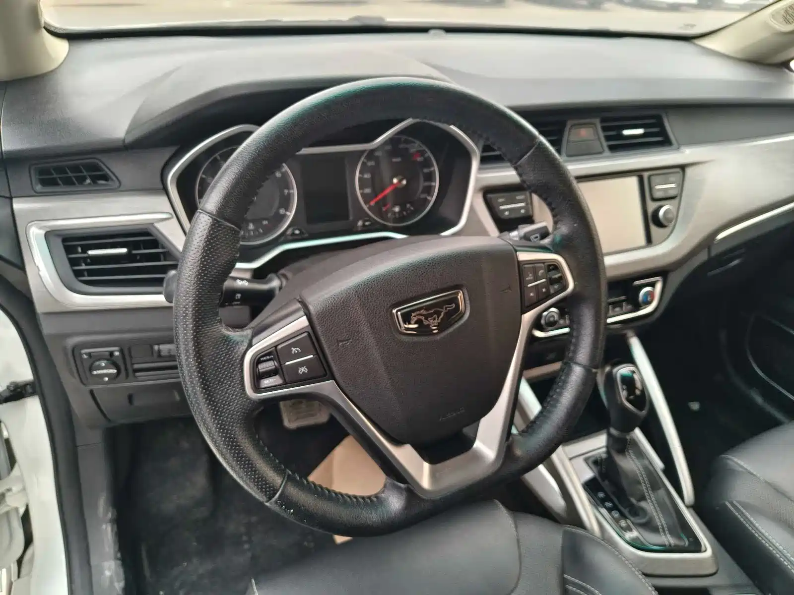Фото 5 - Geely Vision X3